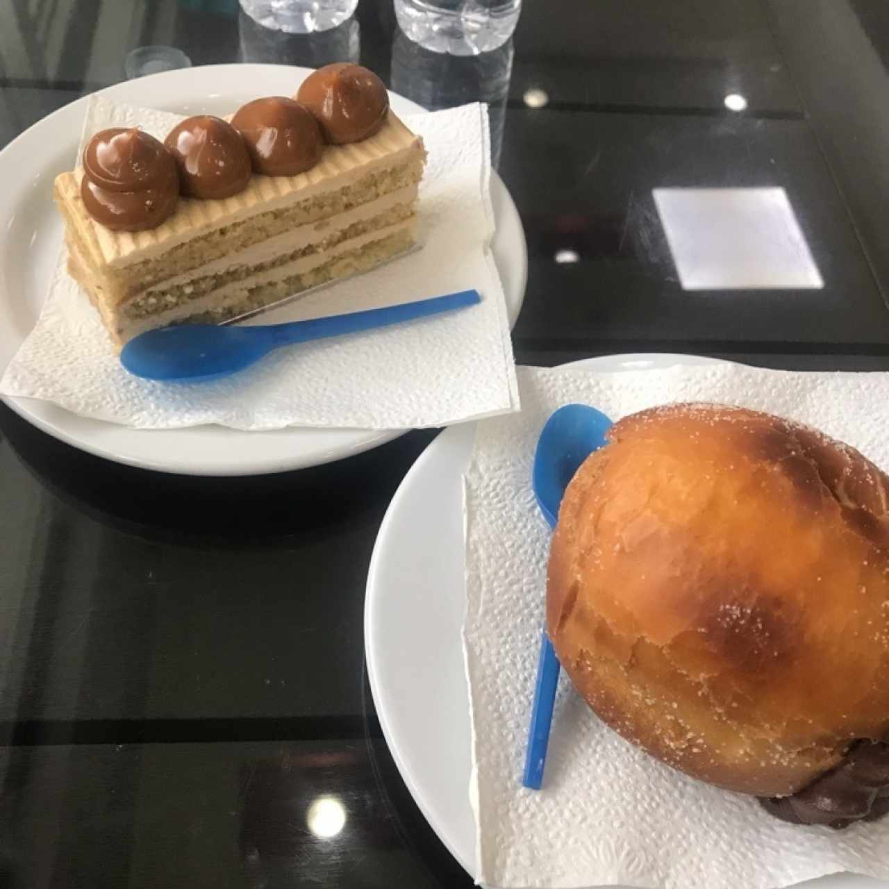 bomba rellena y dulce de chocolate blanco con arequipe