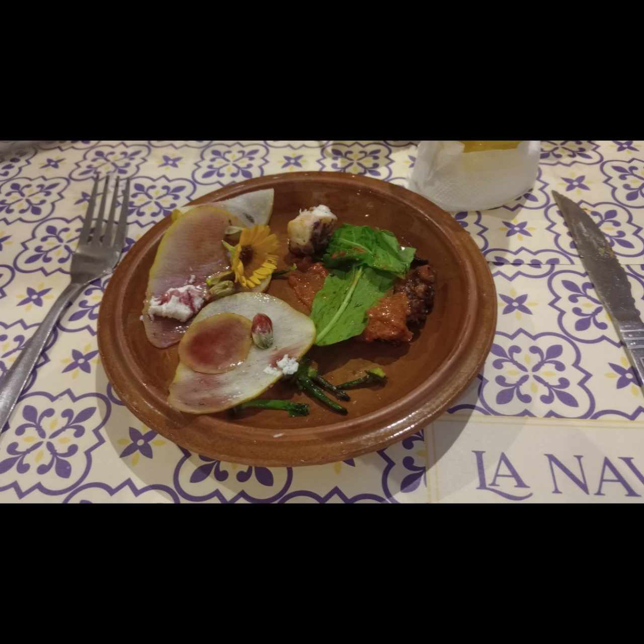 Mix de Carpaccio de pera / pistachos y Pulpo en salsa