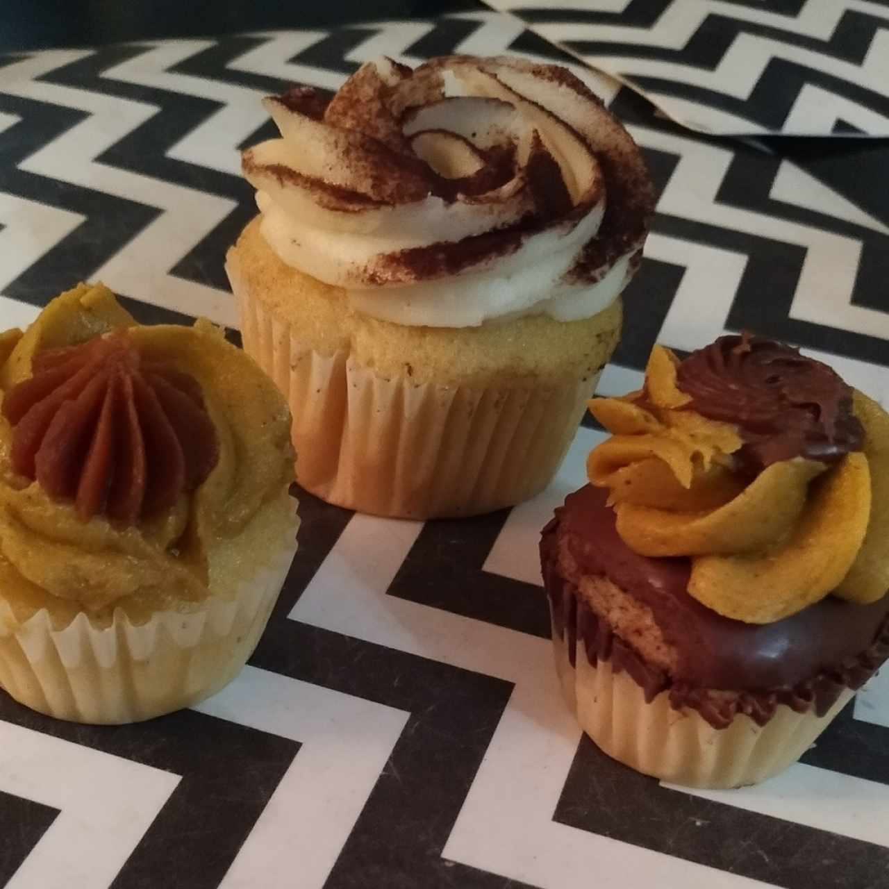 tiramisu acompañado de mini cupcakes