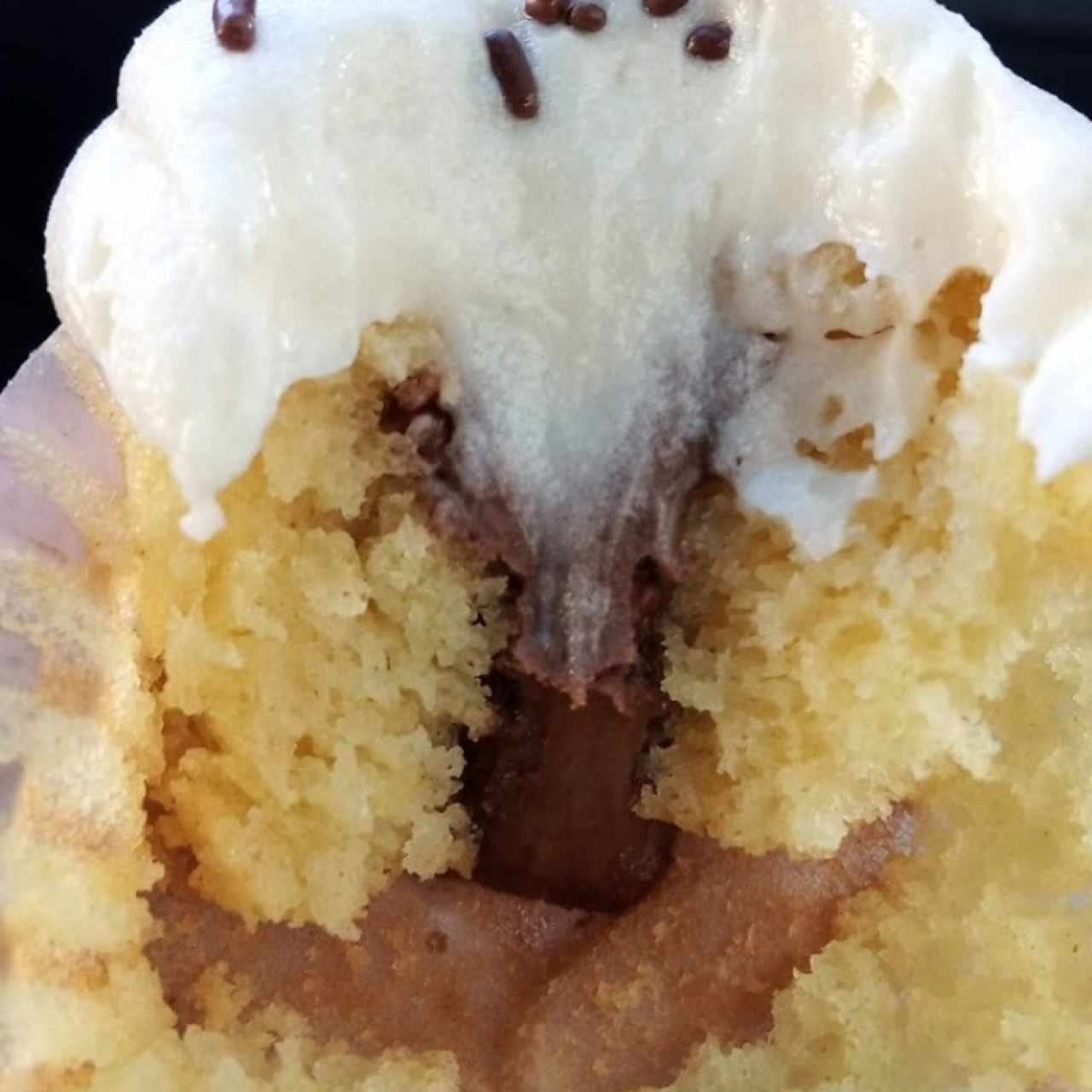 el choco amaretto viene relleno de chocolate y sabe DIVINO