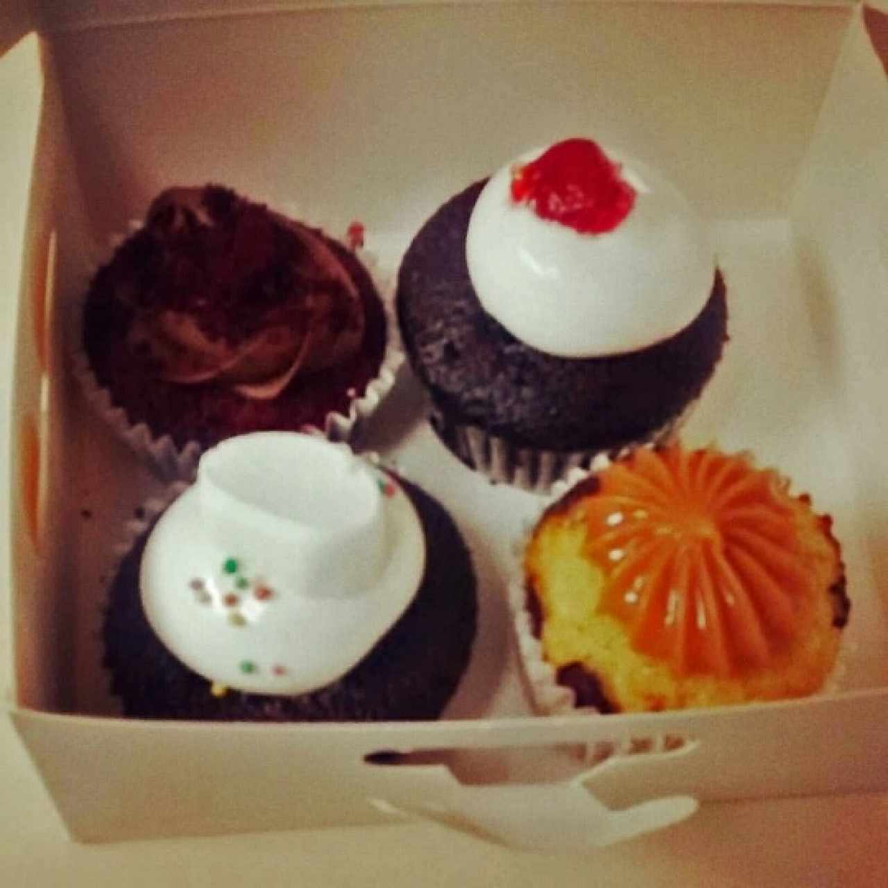 Cupcakes de triple chocolate, cherry, arequipe y marshmallow. 
