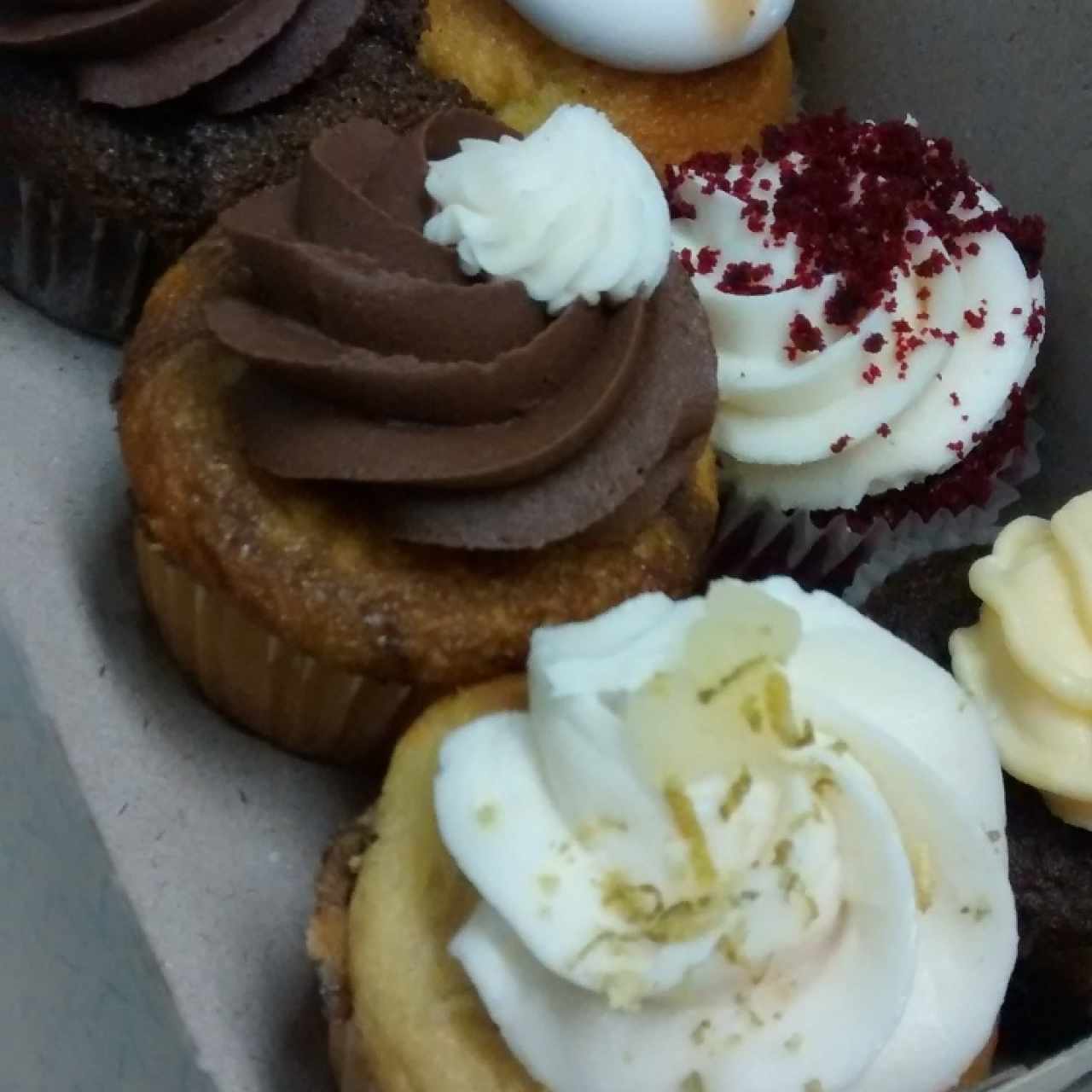 Piña Colada, Bombón, RedVelvet, Marmoleado, TripleChocolate, Arequipe con limón,  ParchitaChocolate