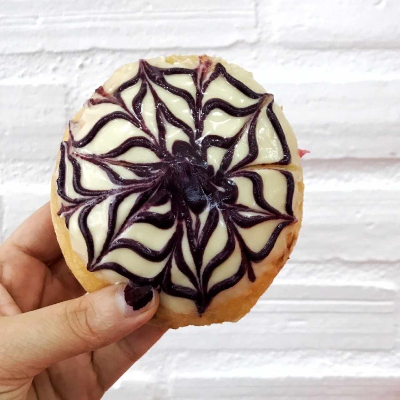 dona de arequipe con cubierta de chocolate blanco