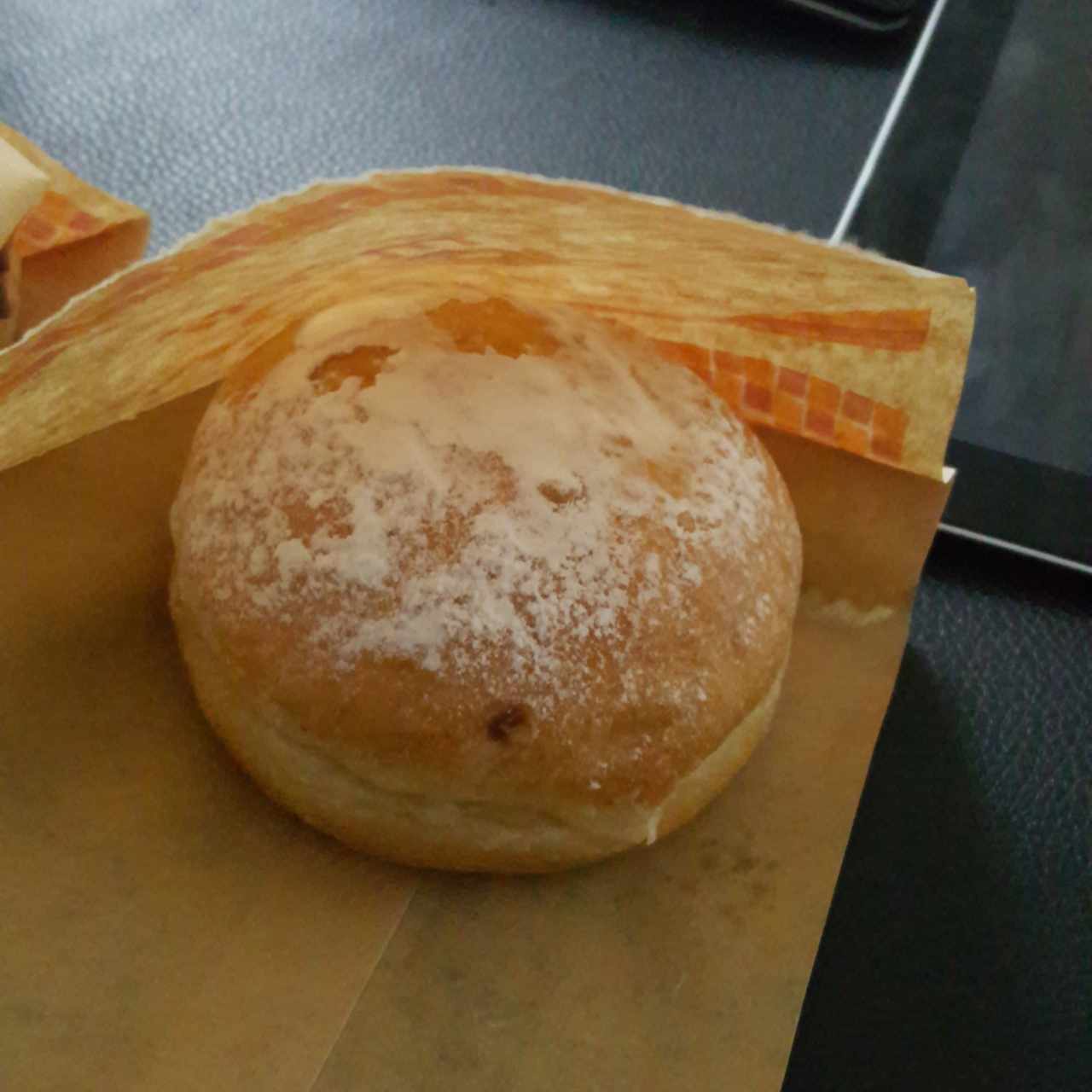 Dona rellena de crema pastelera
