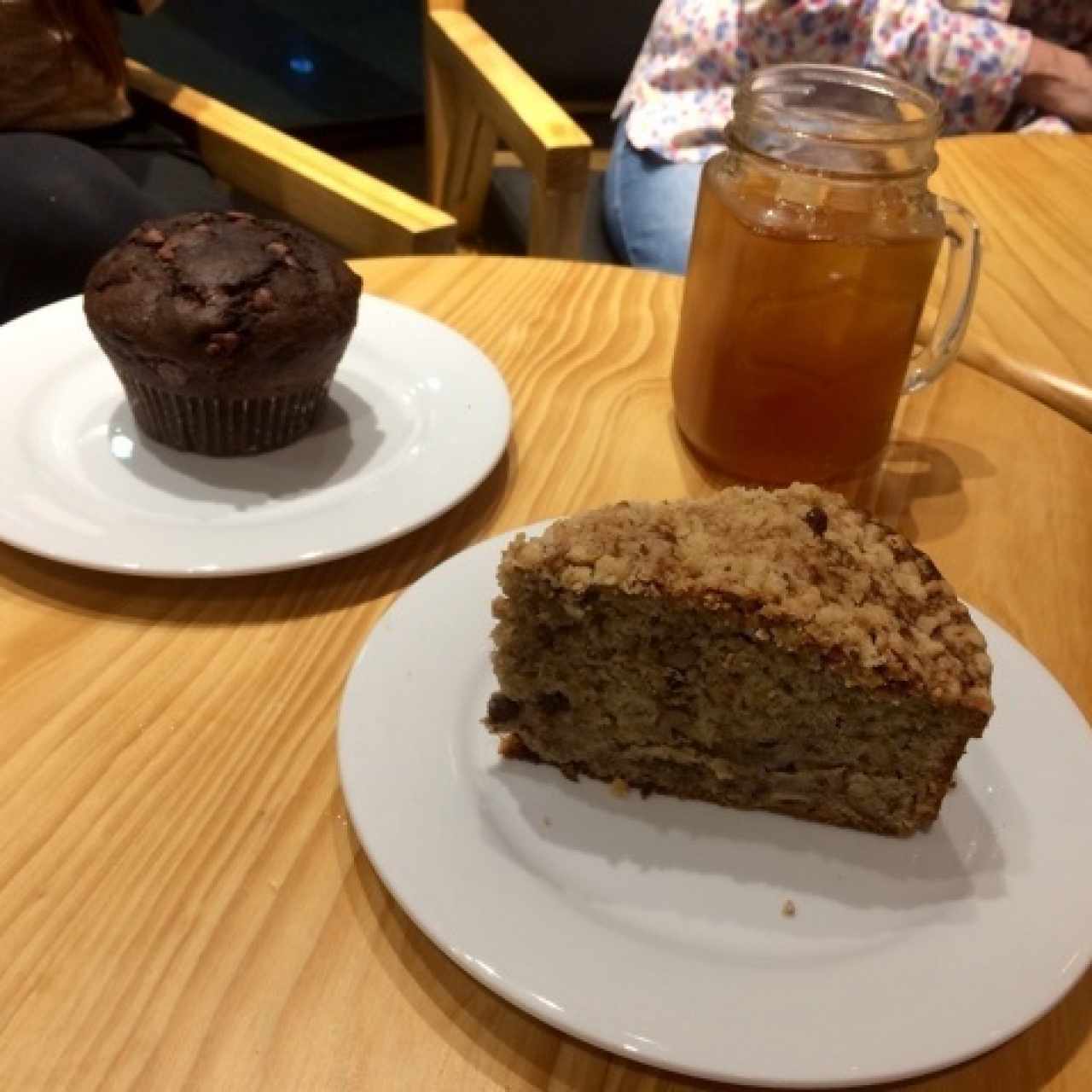 Muffin de chocolate, Torta de banana y Te de naranja