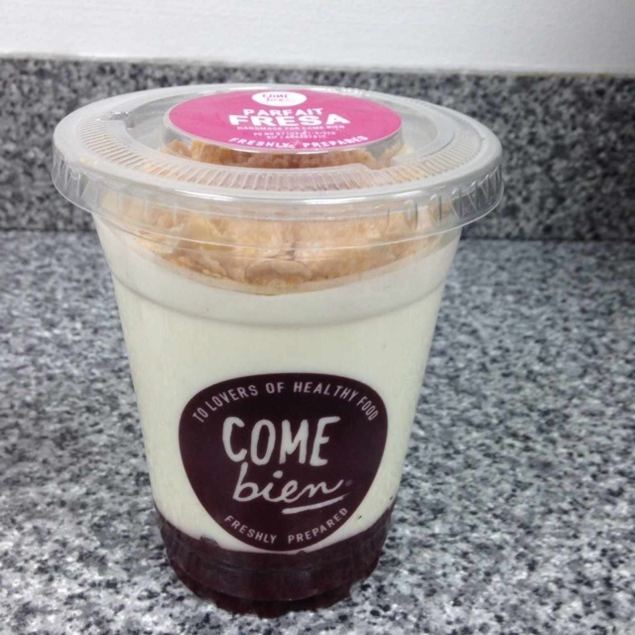 yogurt con fruta y cereal 