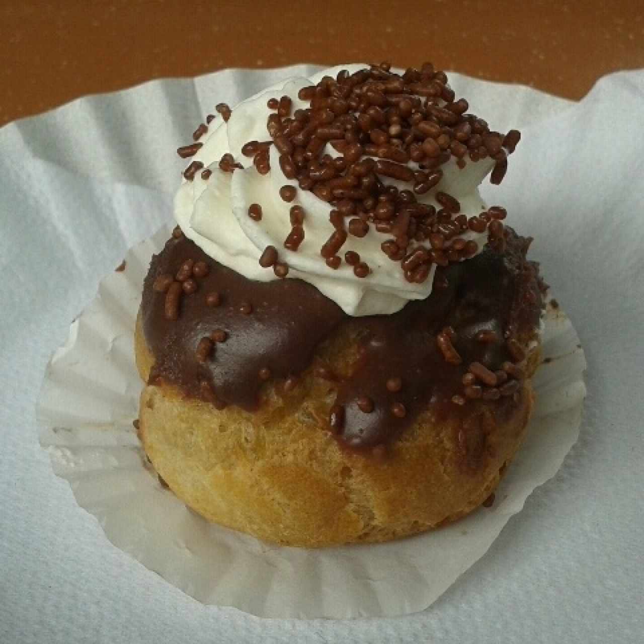 Profiterol de chocolate con crema