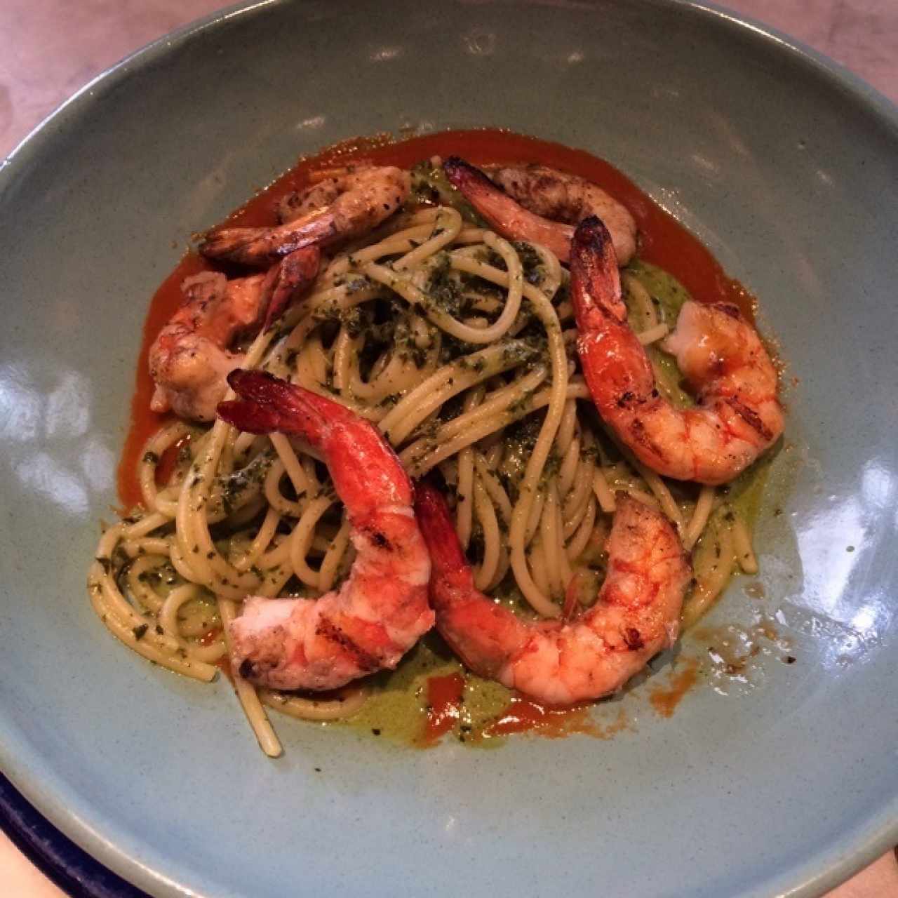 Pasta de langostinos con crema y pesto 
