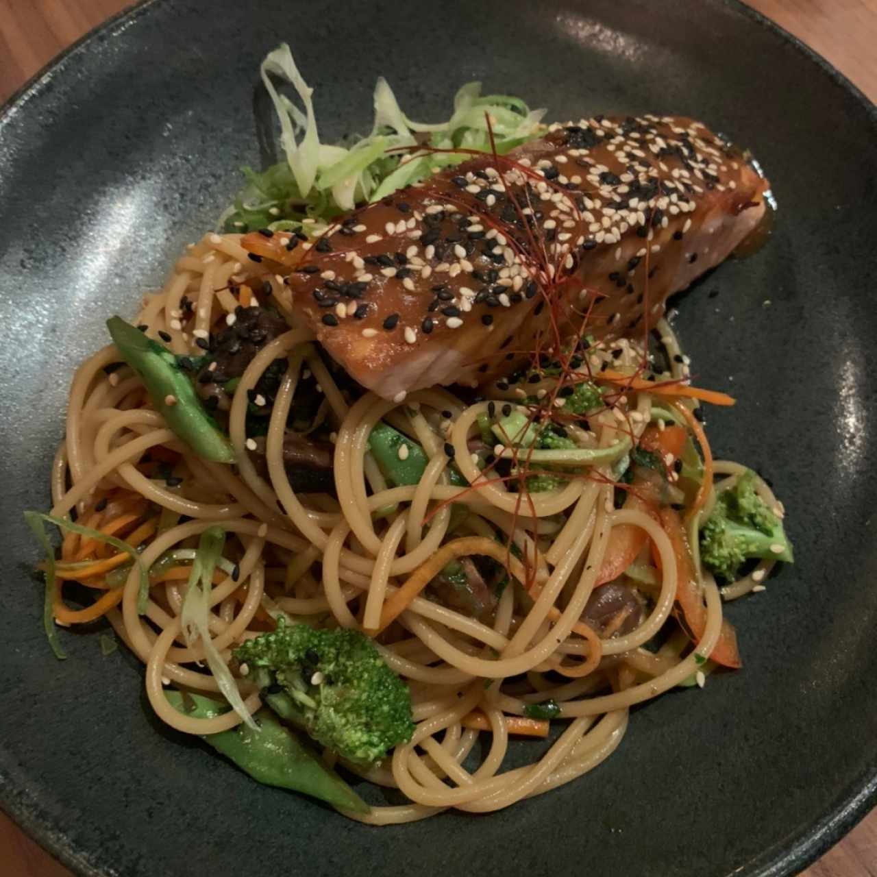 Salmon y tallarines