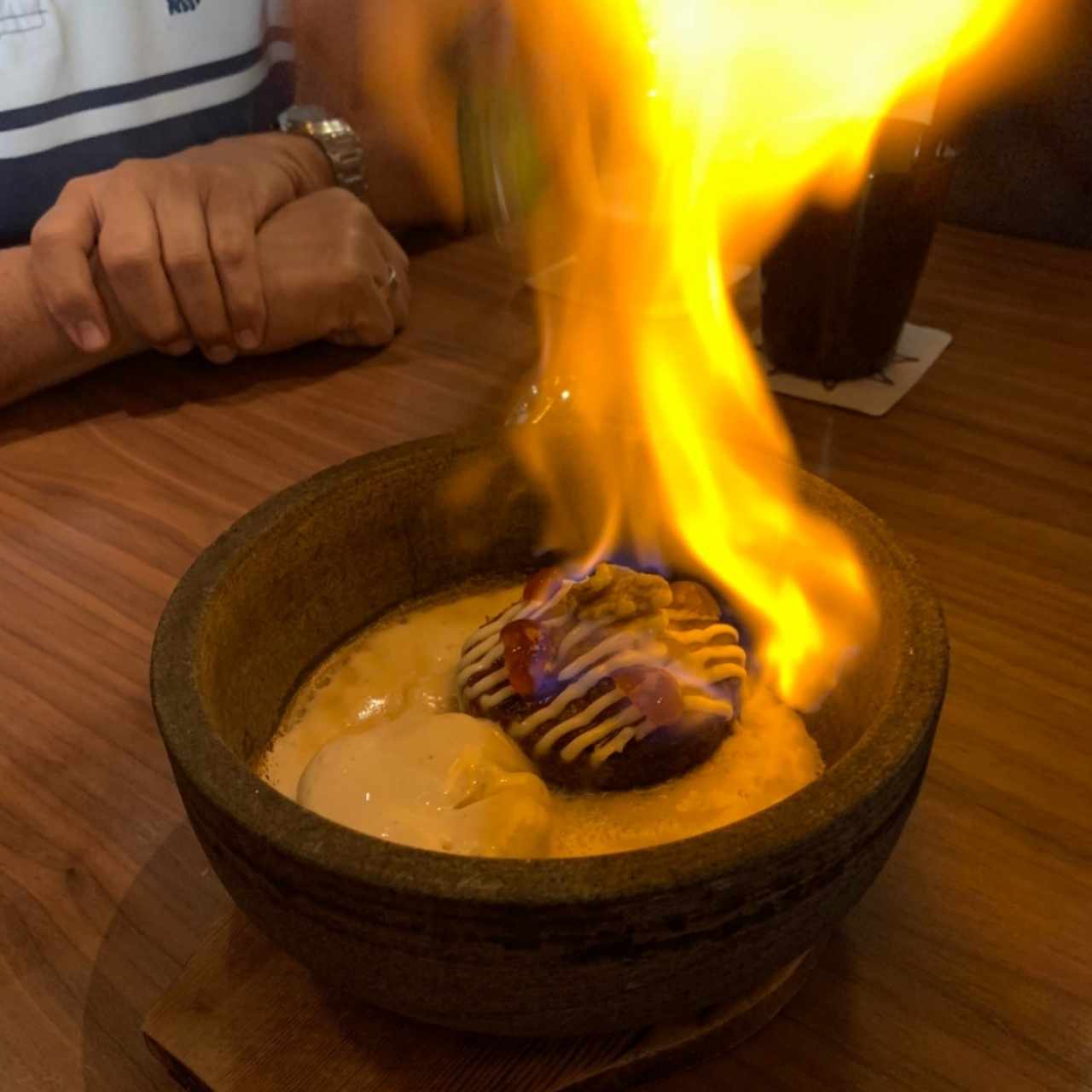 Torta flambeada y helado