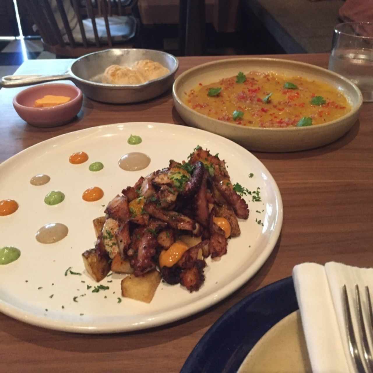Pulpo a la parrilla y atún tiradito tropical.