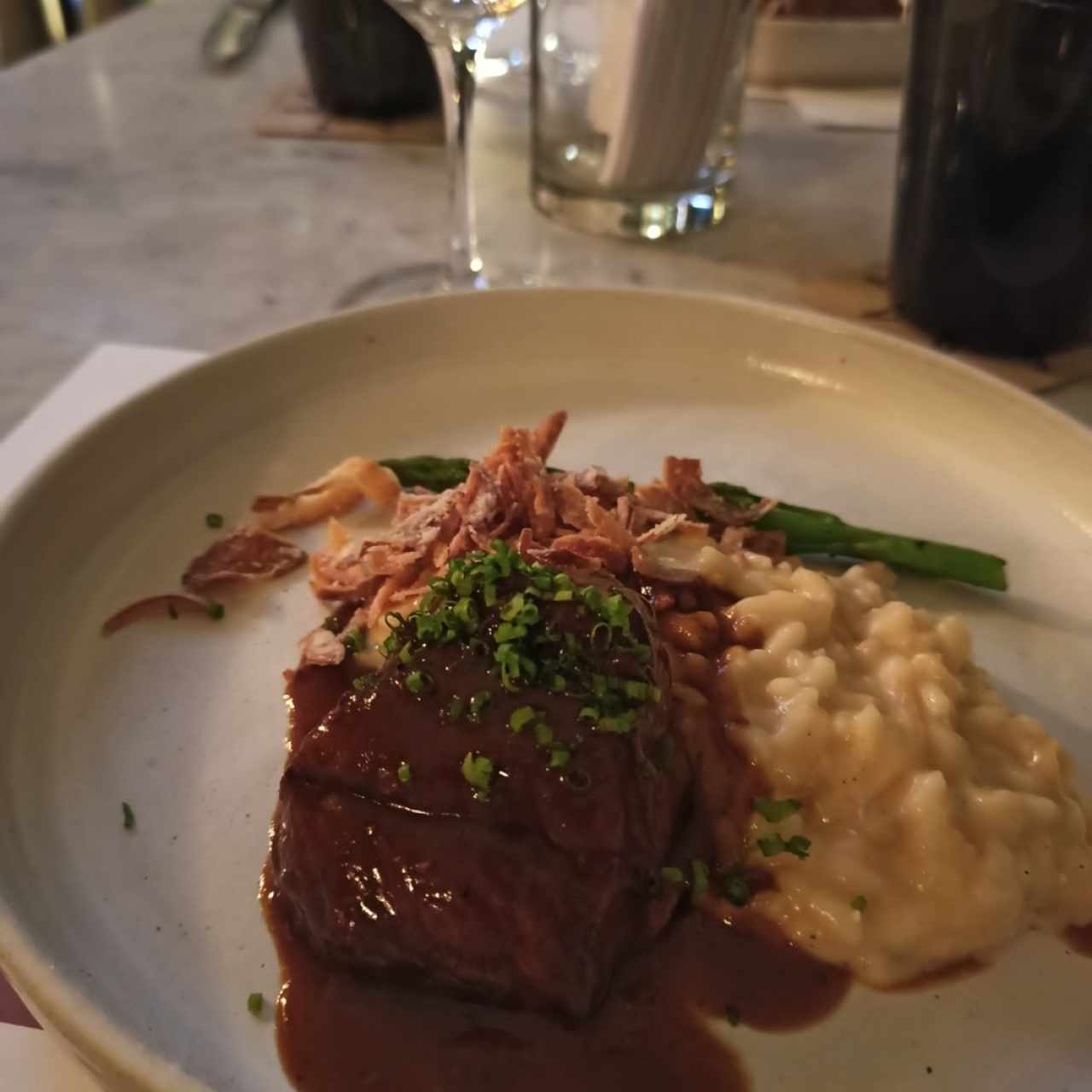 lomito con risotto de cebolla