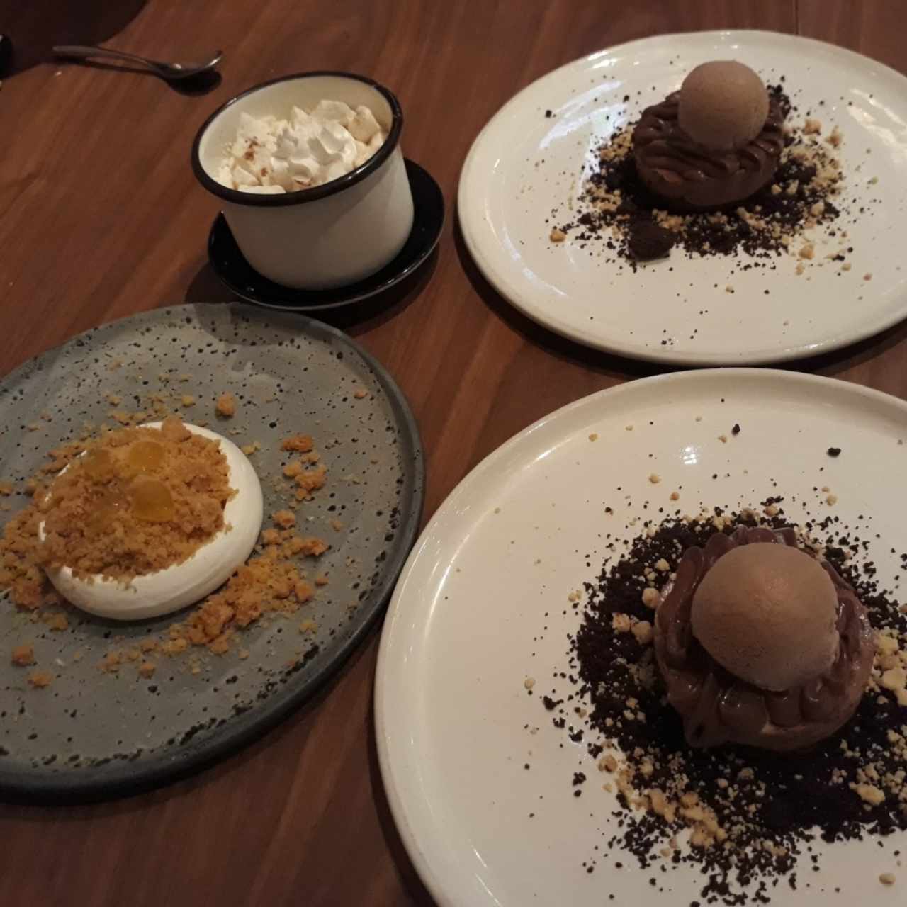 Pie de limon invertido, tres leches y chocolate puyao.