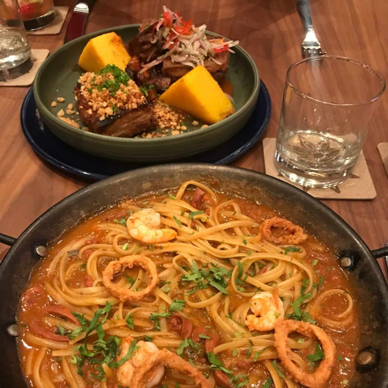 costillas de cochino con pastel de polenta, fideua de linguini