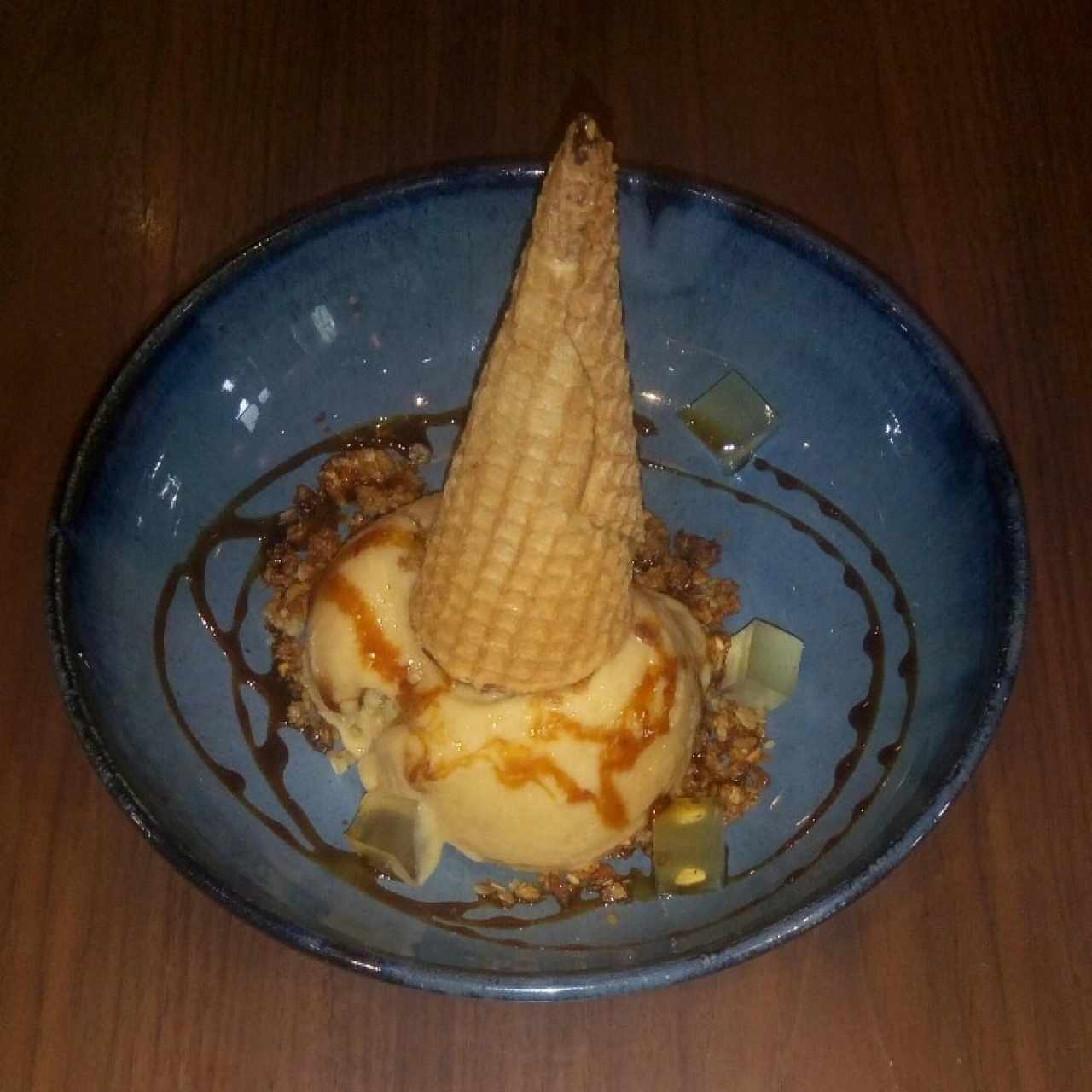 Quesillízate (helado de quesillo, gelatina y barquilla rellena de chocolate oscullo y quesillo entero). 