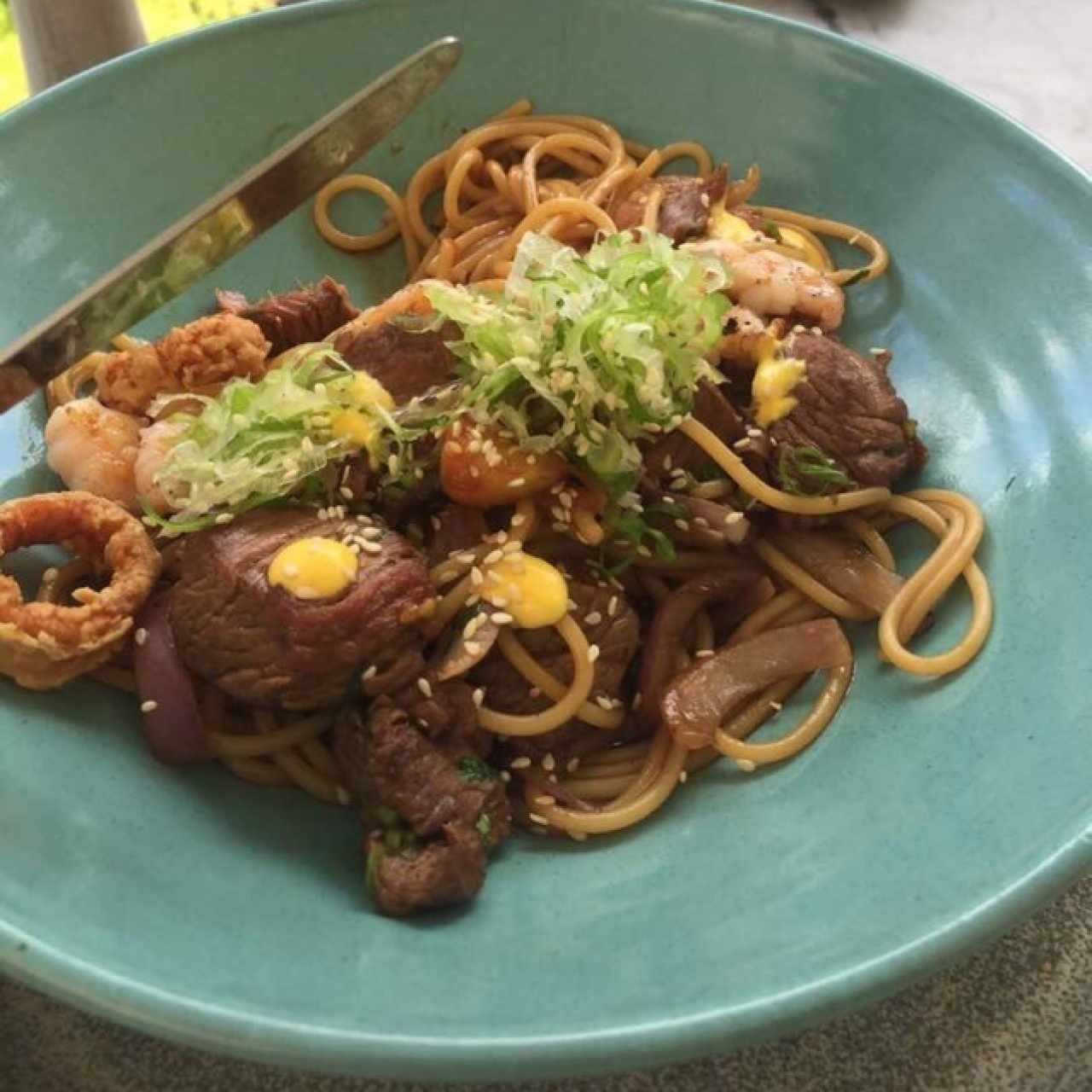 tallarines al wok con chicharrones de calamar