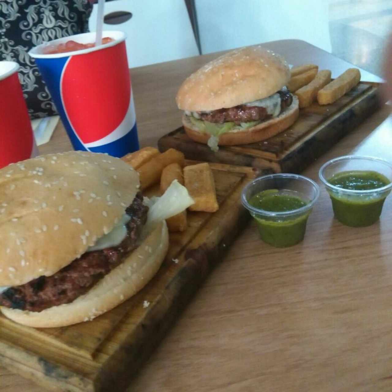 Hamburguesas clásicas con yuquitas fritas