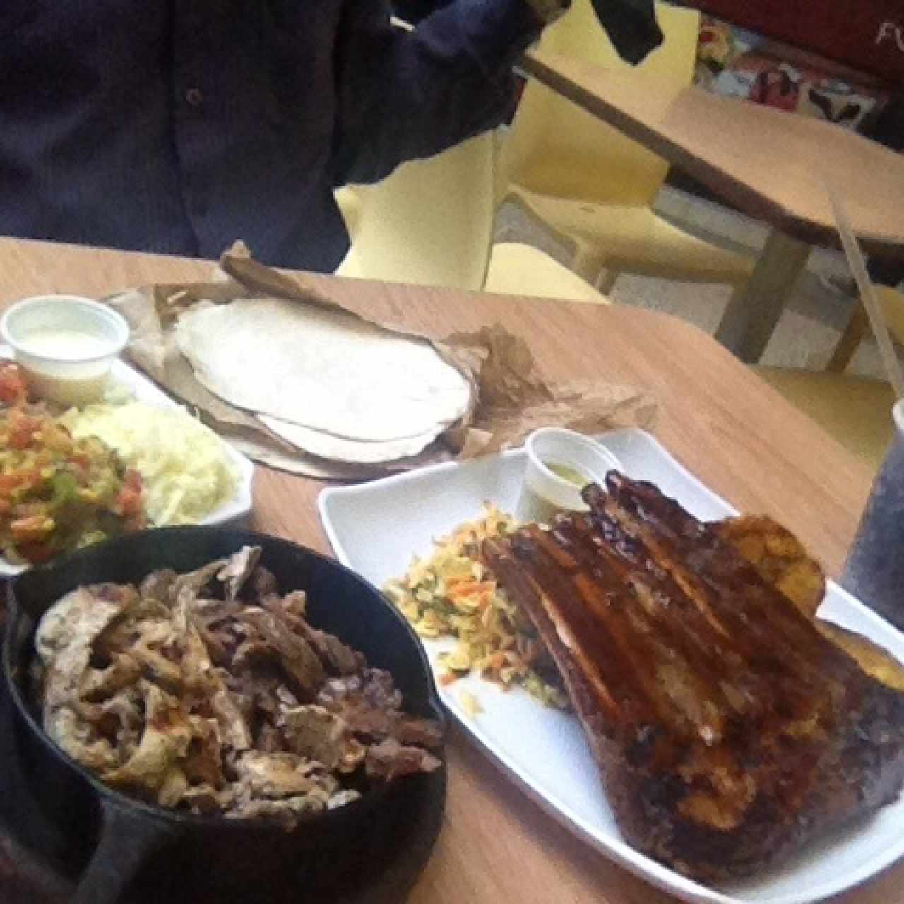 Fajitas Mixta y Costilla BBQ