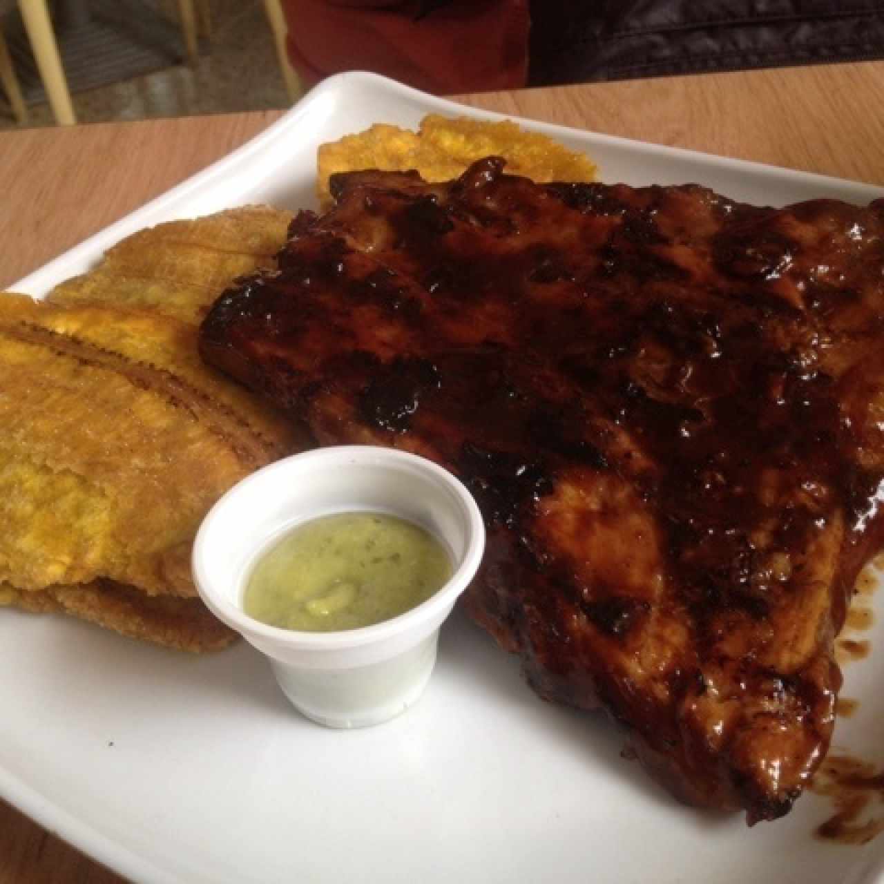 costillas bbq acompañandas de tostones