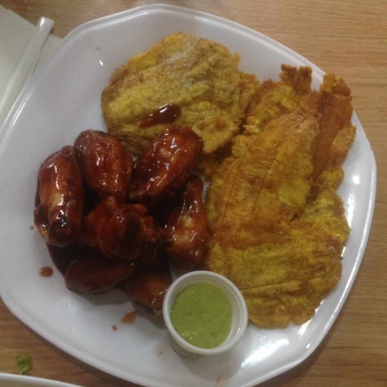 Alitas BBQ con doble racion de tostones