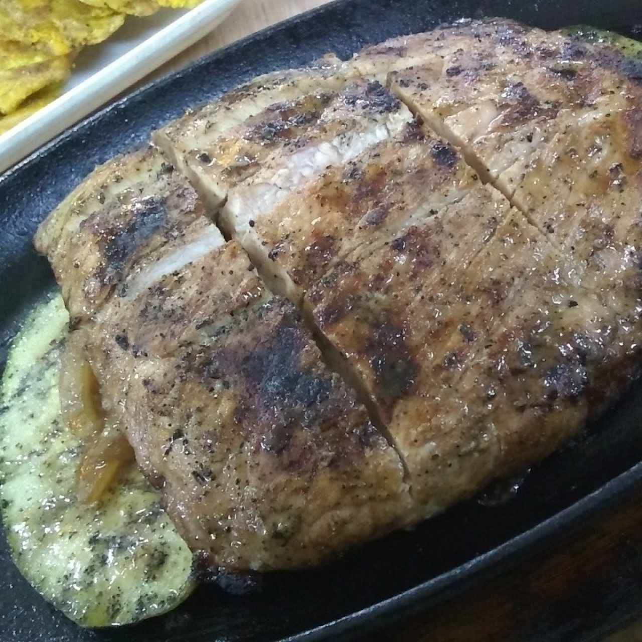 churrasco de cerdo en cama de vegetales