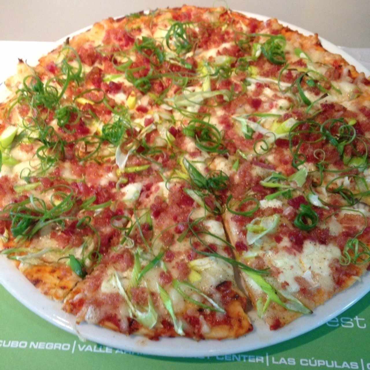 pizza de tocineta y cebollin 