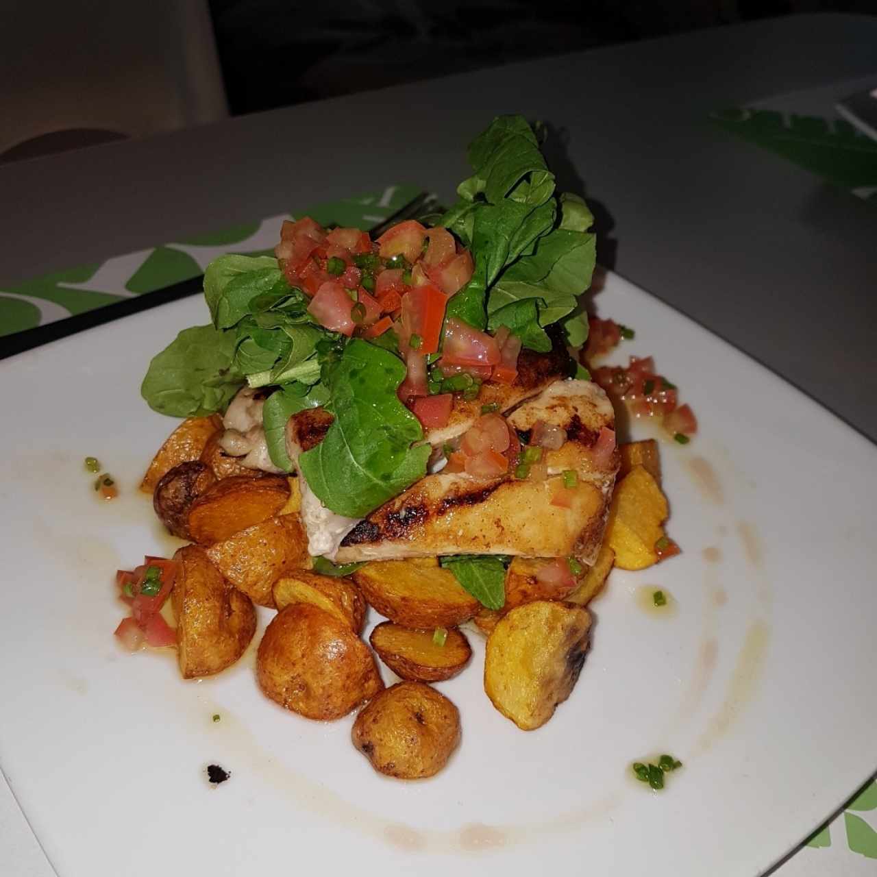 corte de pescado blanco con papas colombianas fritas.