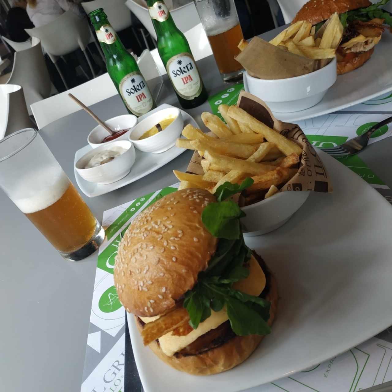 hamburguesas de carne y pollo