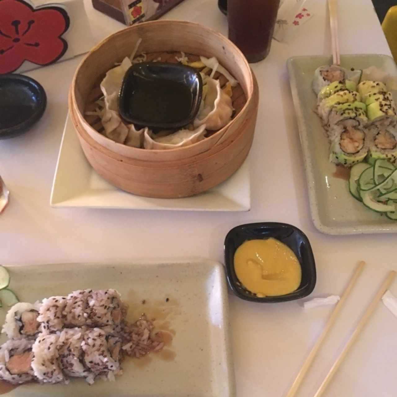 gyosas , roll de pollo y roll dragon 