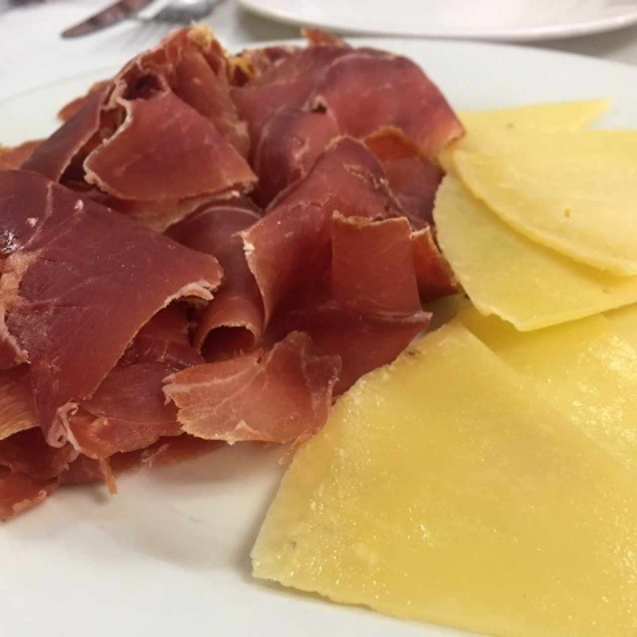 Tabla de jamon serrano y queso manchego