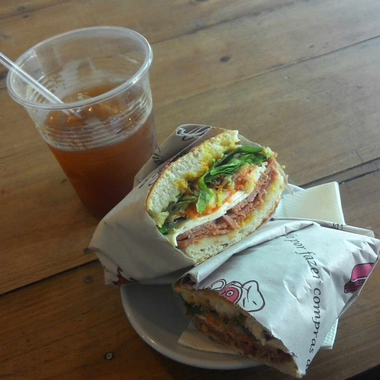 Sándwich de Pepperoni y Vegetales además un Papelon con Limon bien frio