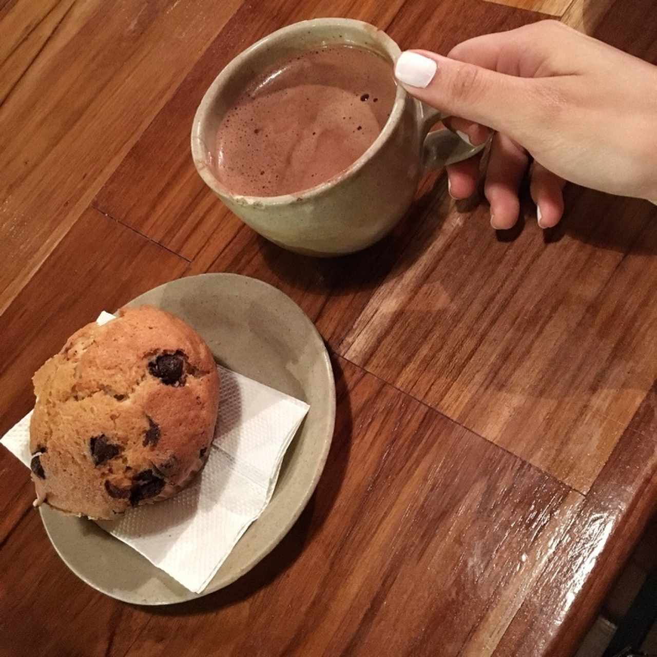 muffin y chocolate caliente 