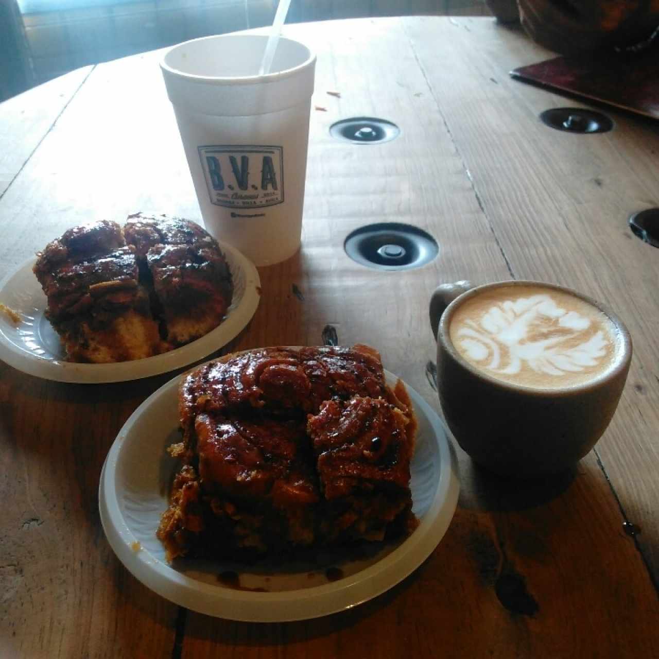 golfeados sin queso y un cafe marron 