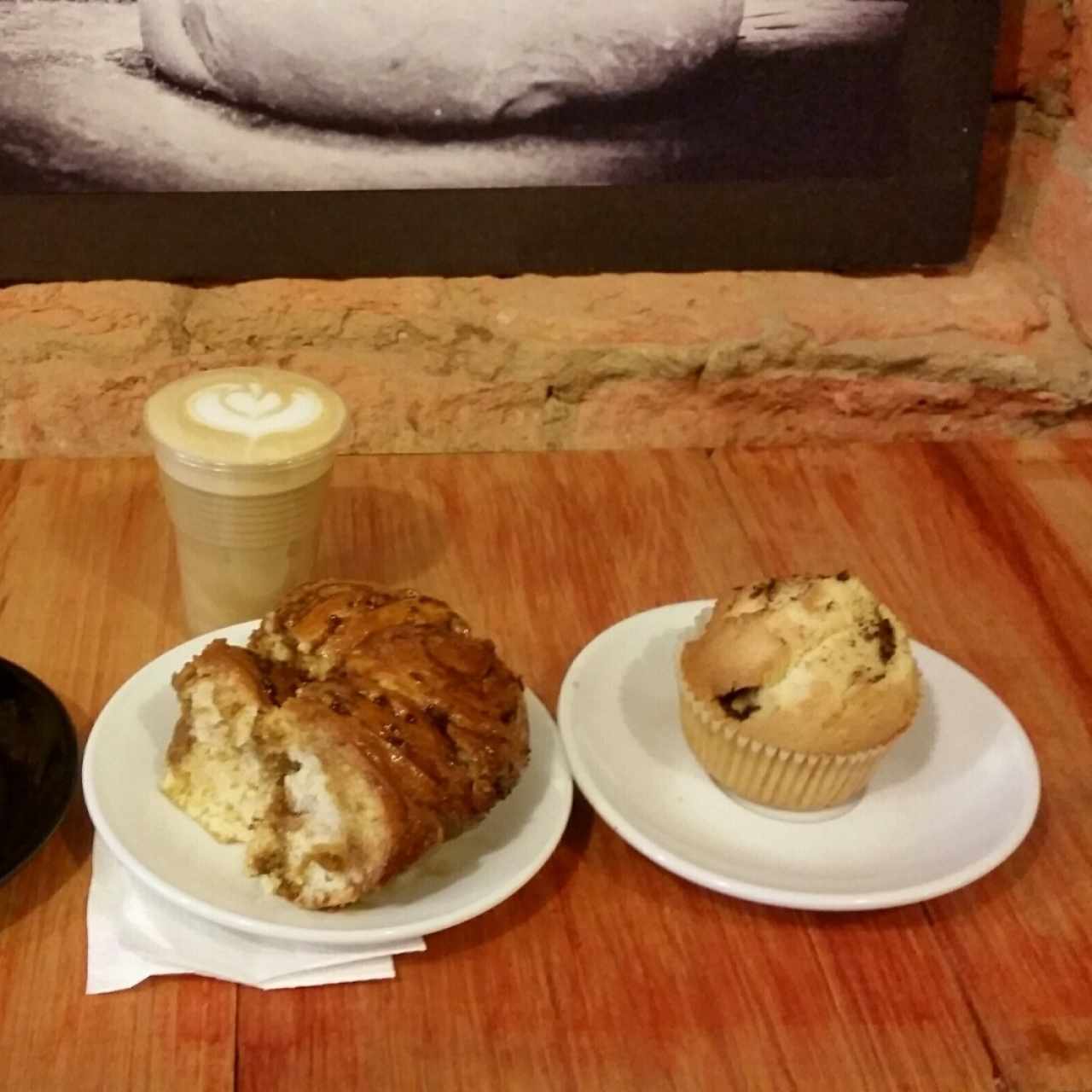 Golfeado, café y ponquesito con chispas de chocolate