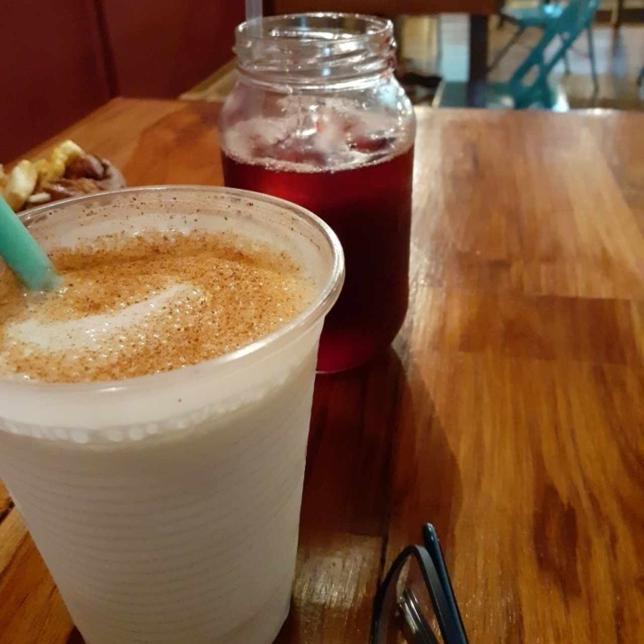 Vitamina (malteada tipo vainilla) y Agua de Jamaica 
