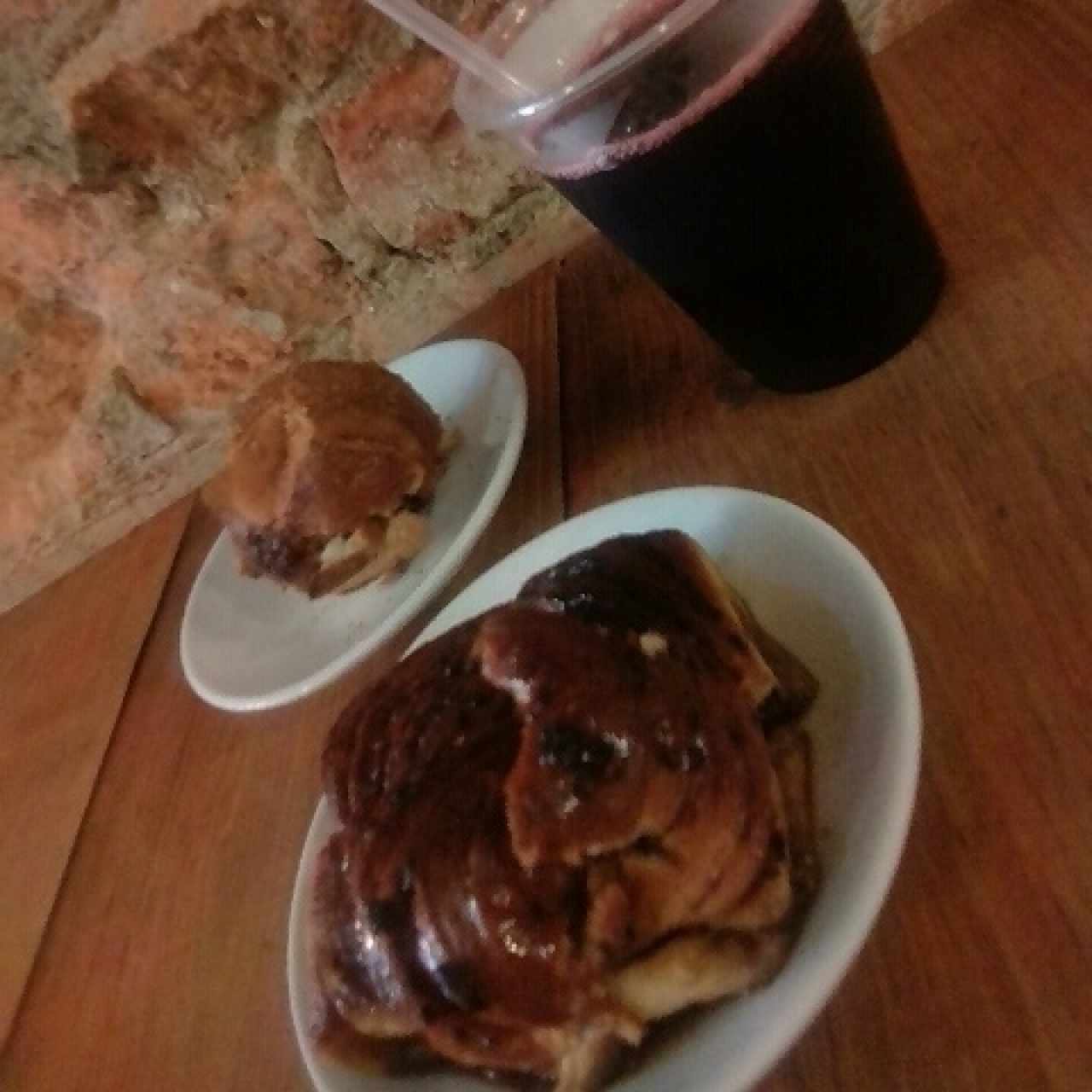 Golfeado y Pan de Chocolate, con Agua de Jamaica 