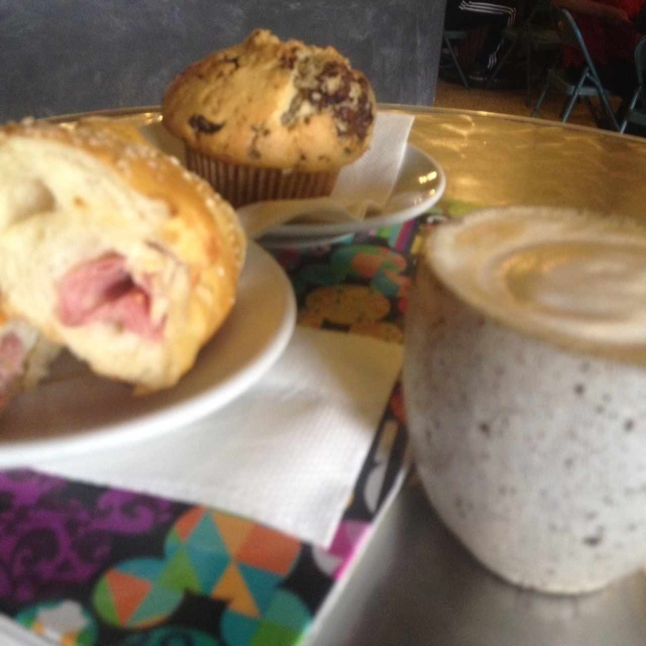 cachito de jamon, ponquesito de chocolate y cafe con leche, la mejor combinación antes de entrar a clase los sabados 😉