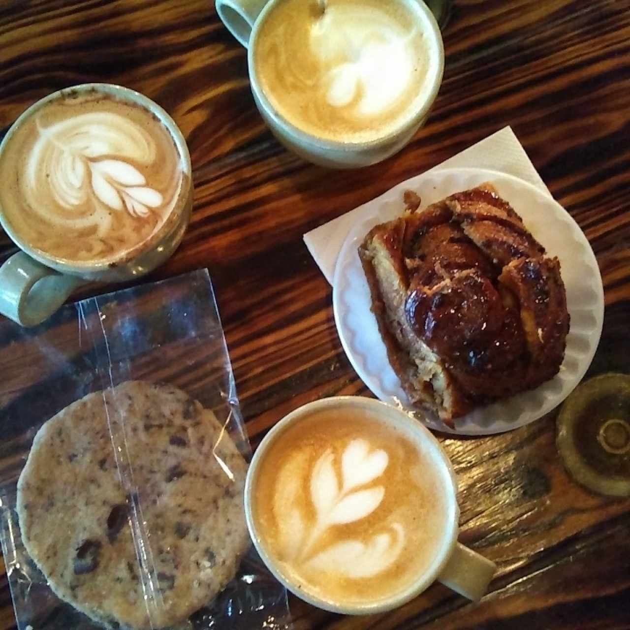 mocaccino, con leche, golfeado y galleta de chispas