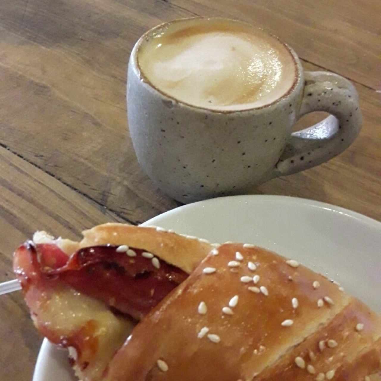 Cachito de jamón y queso+ Café peq.