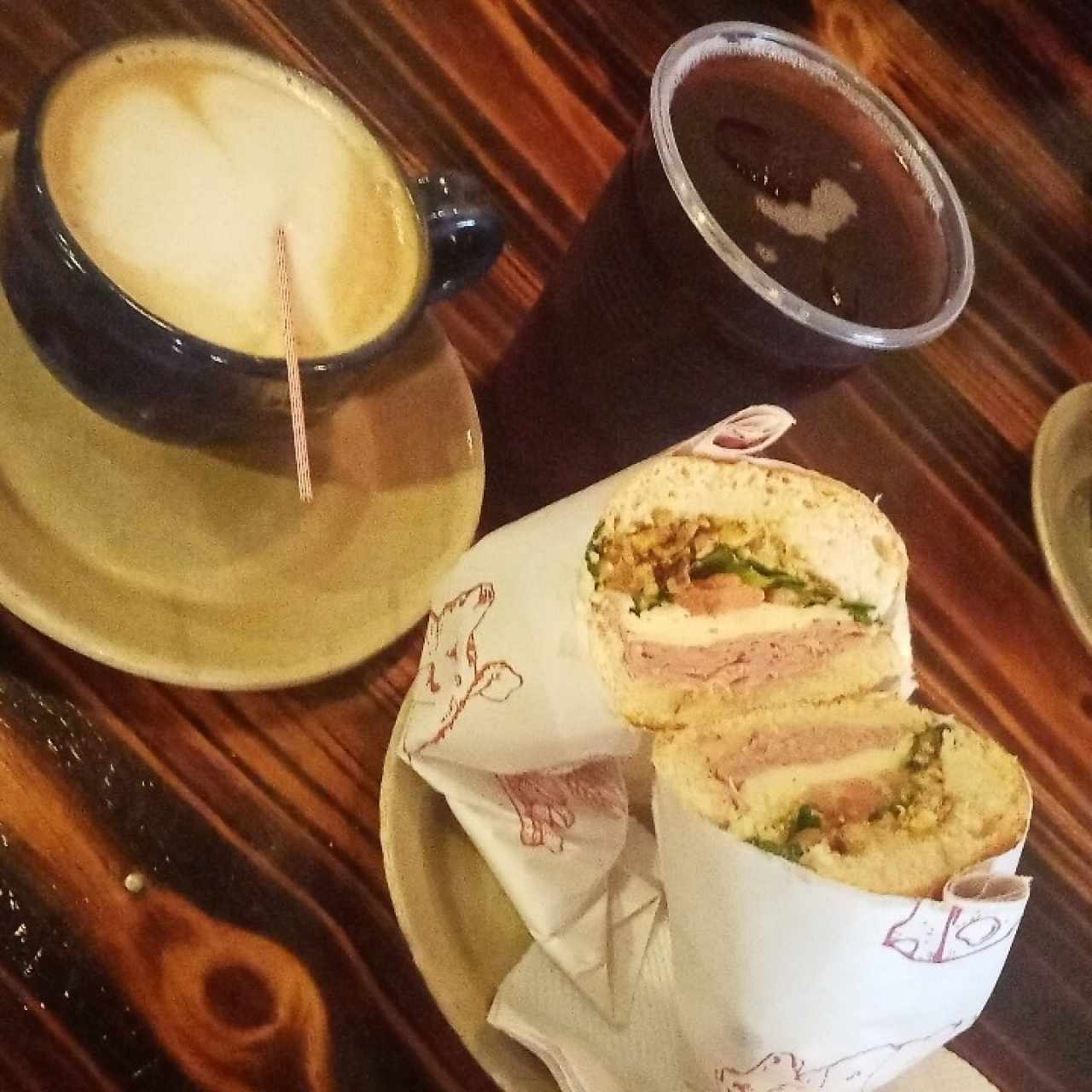 Té de Jamaica, latte vainilla y sandwich de butifarra cervecera 