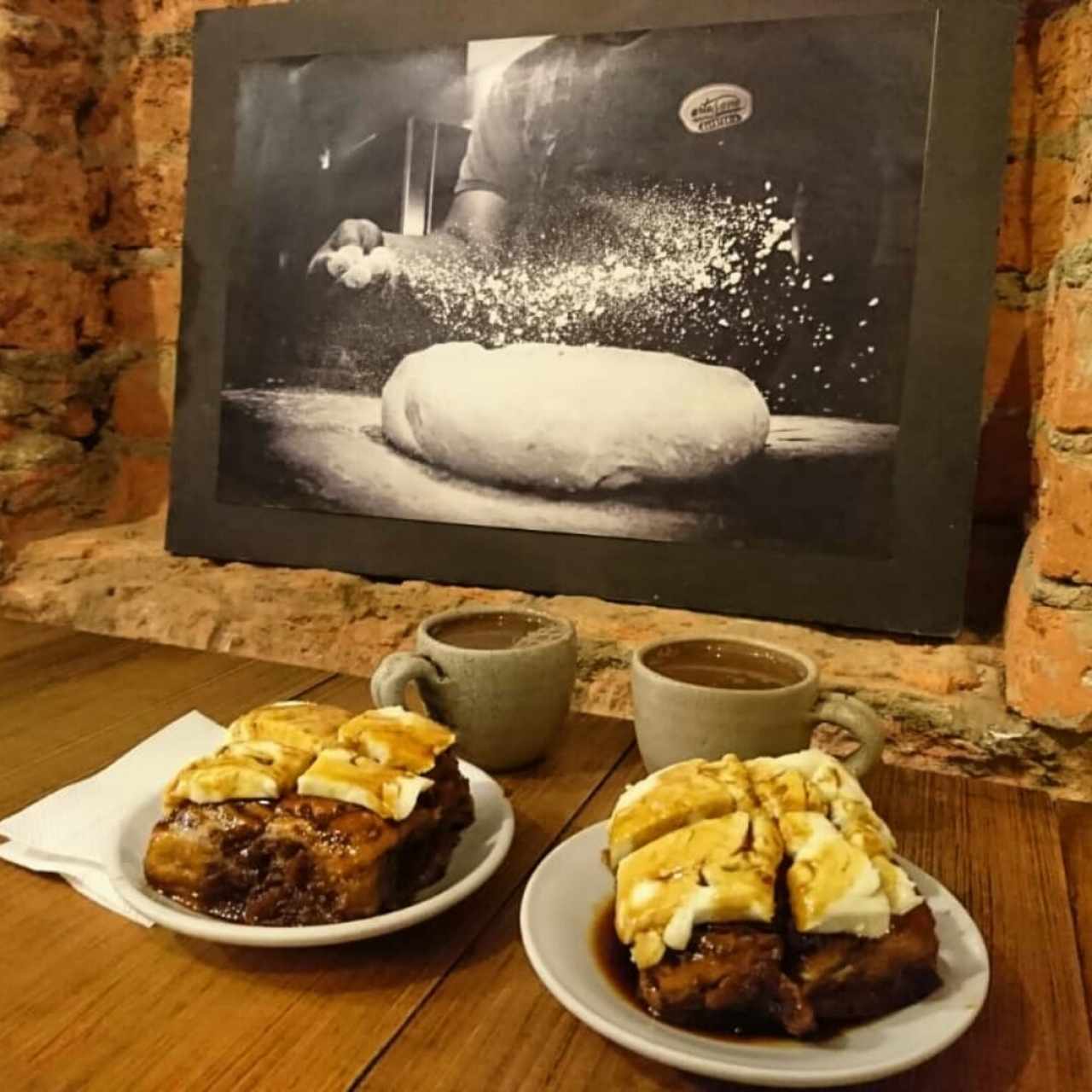 Golfeado con queso y una taza de chocolate 
