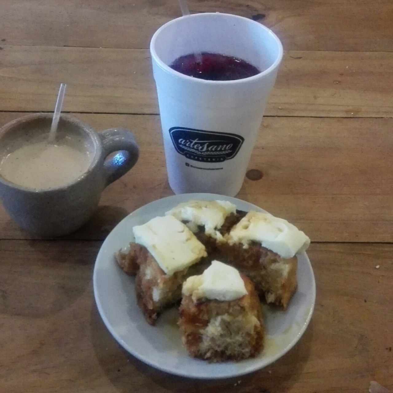 Golfeado con queso, latte de Vainilla y té de Flor de Jamaica
