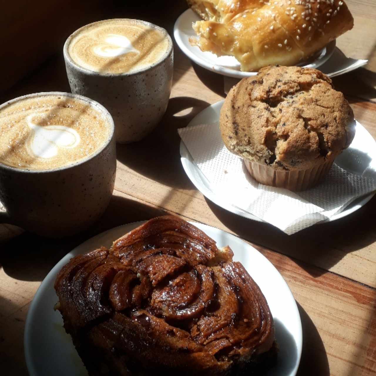 Capuccino, golfeado y muffin de chispas de chocolate 
