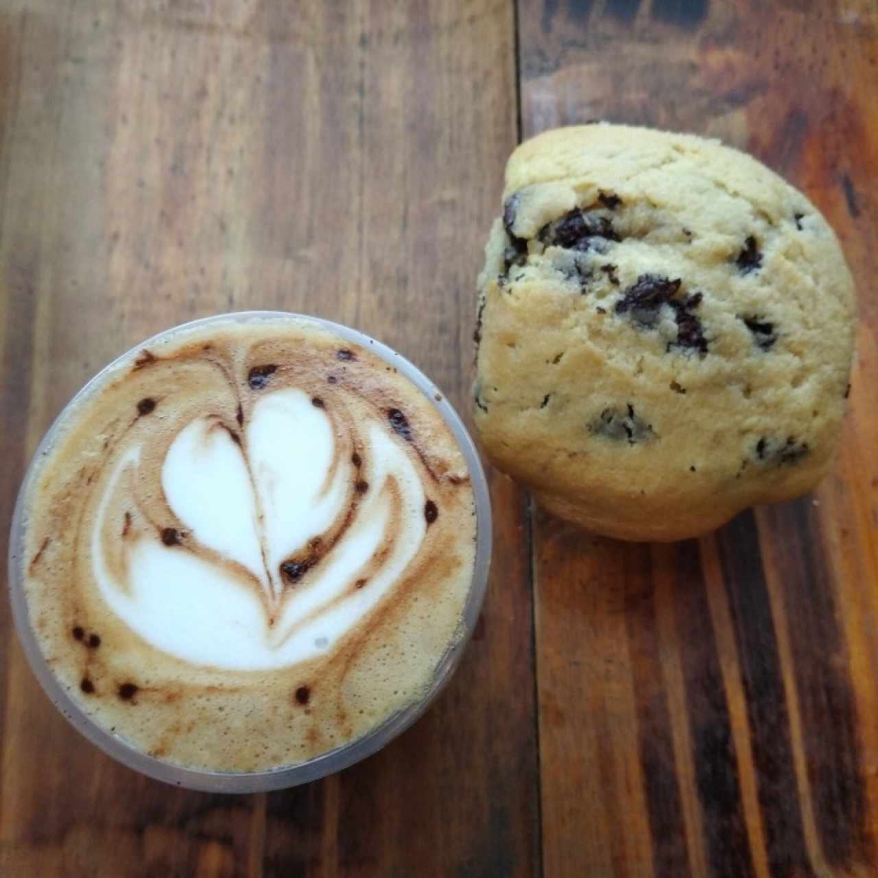 ponqué con chispas de chocolate y café
