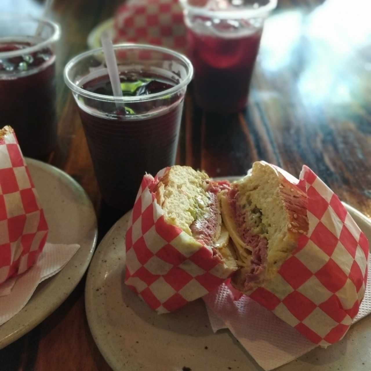 Sandwich de Pastrami artesanal y agua de Jamaica, todo excelente