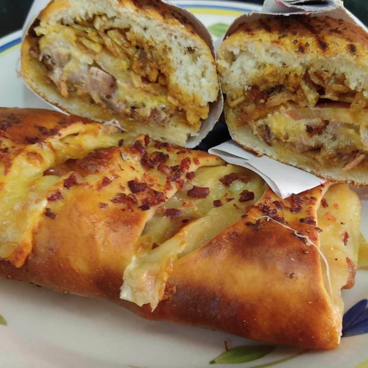 sanduche de Costillas ahumadas y Stromboli