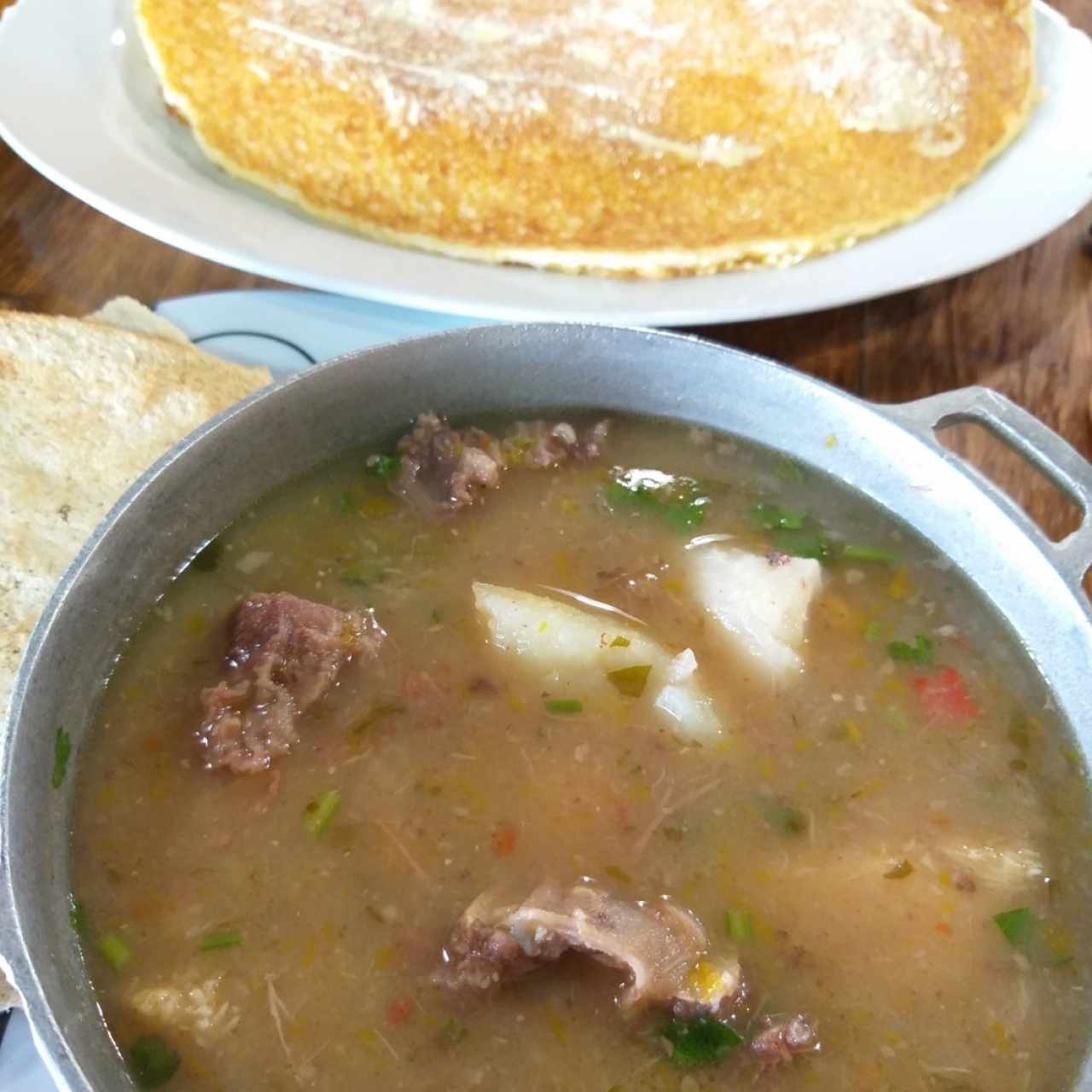 Sopa de costilla y cachapa