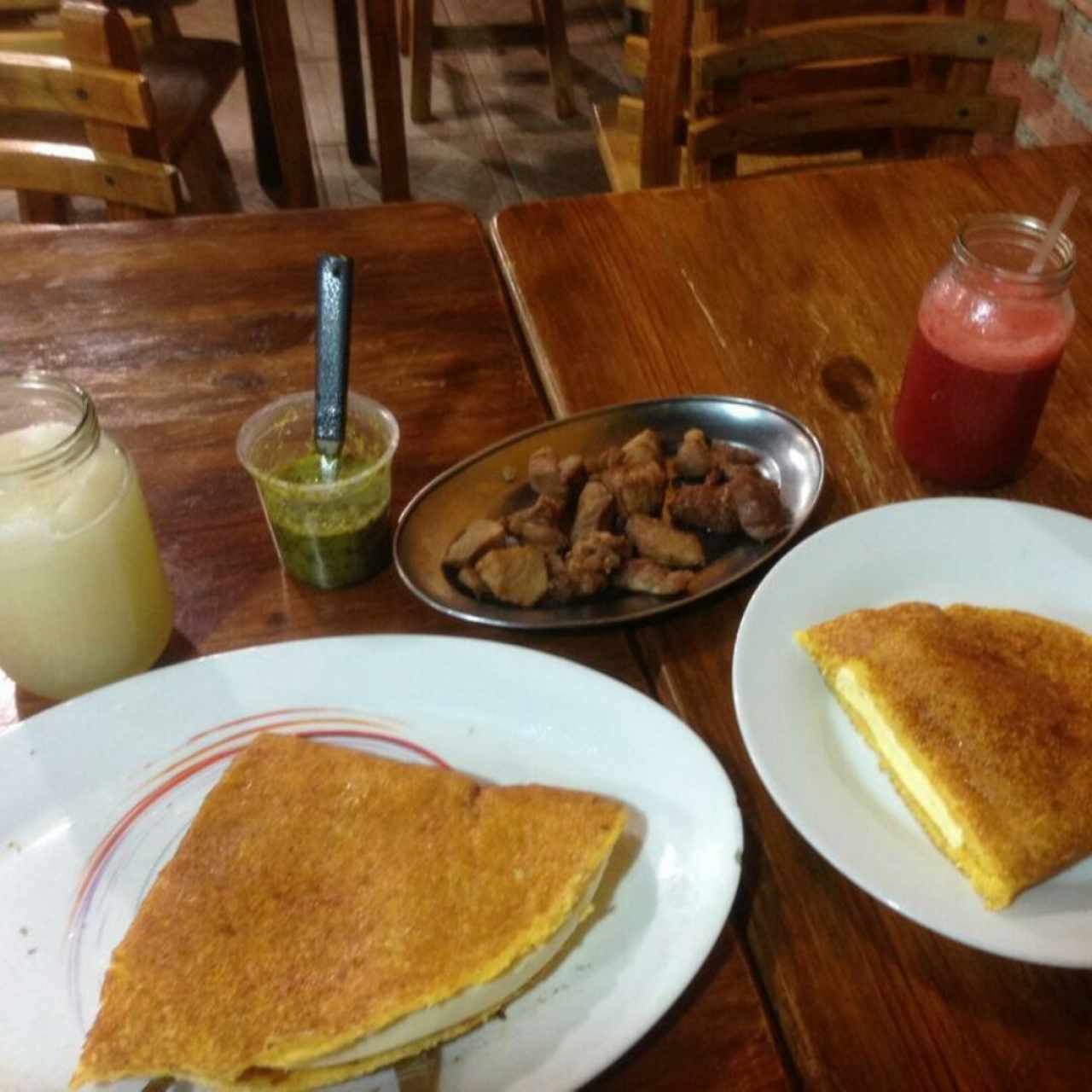 Cachapa con queso de mano, 250 gr de cochino frito 