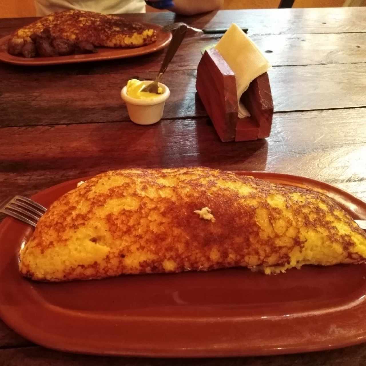 mini cachapa con tocineta y cochino frito