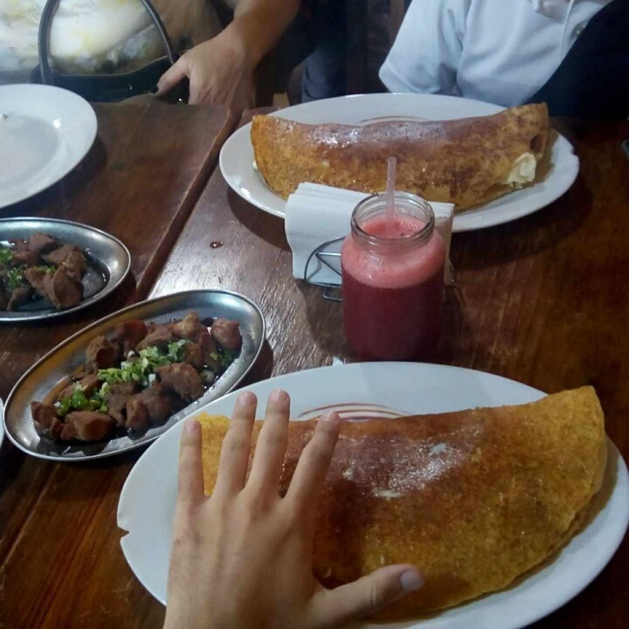 Cachapa grande con queso de mano y cochino frito
